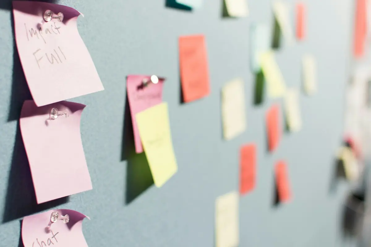 Colourful notes on a board illustrating group organisation